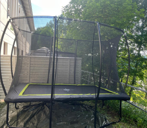 Trampoliinin kokoaminen Helsingissä